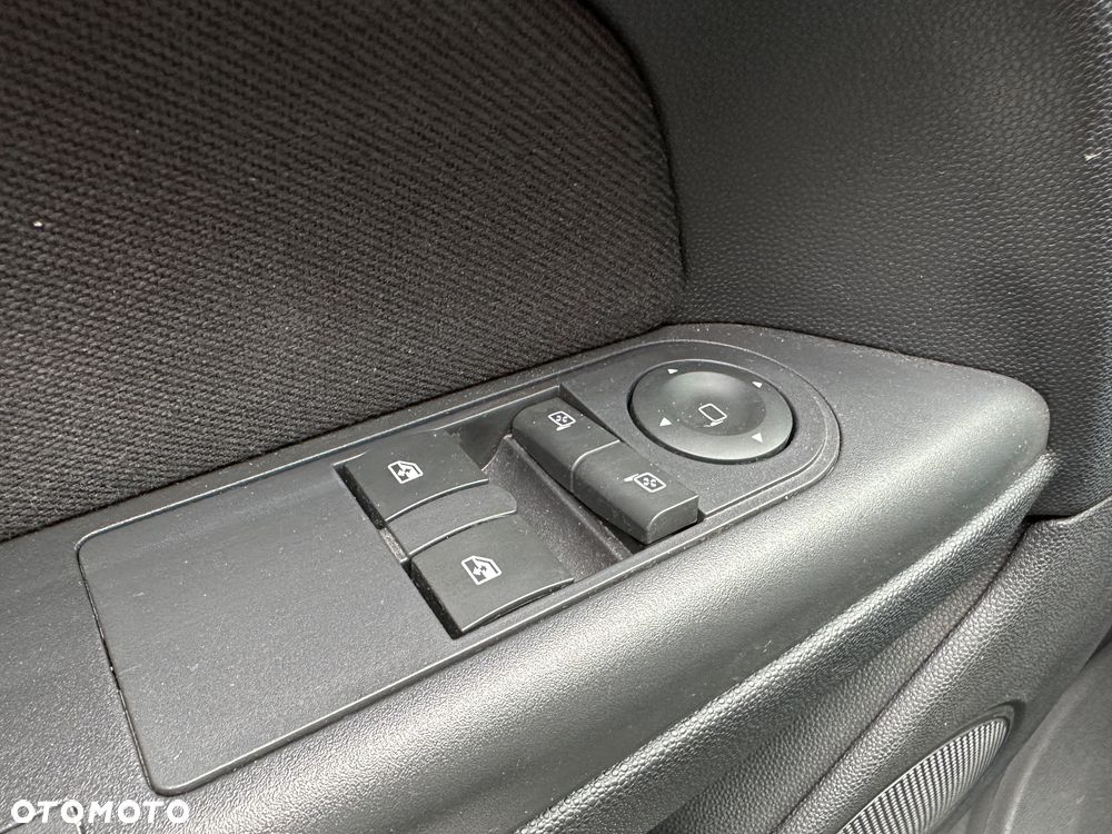 Opel Astra III GTC 1.8 Sport - 26