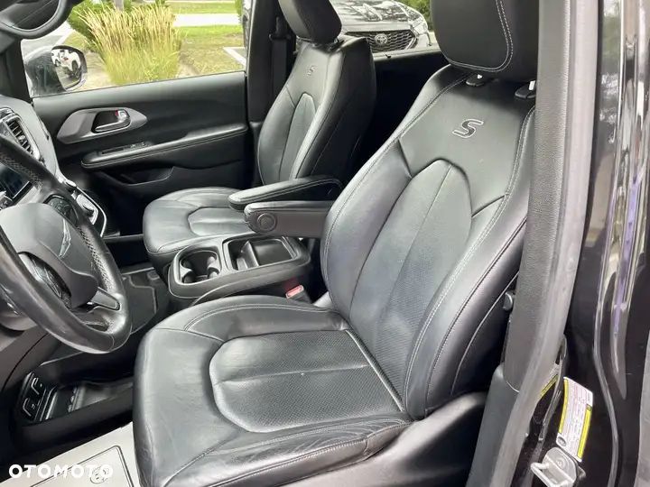 Chrysler Pacifica - 11