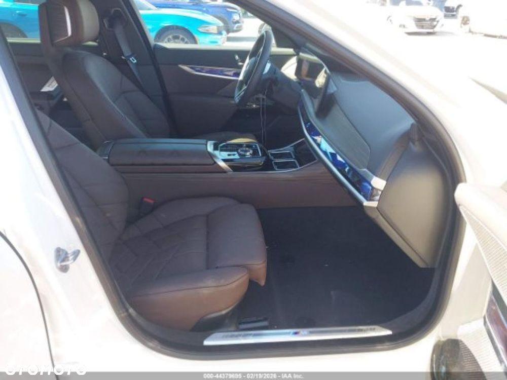 BMW i7 - 9