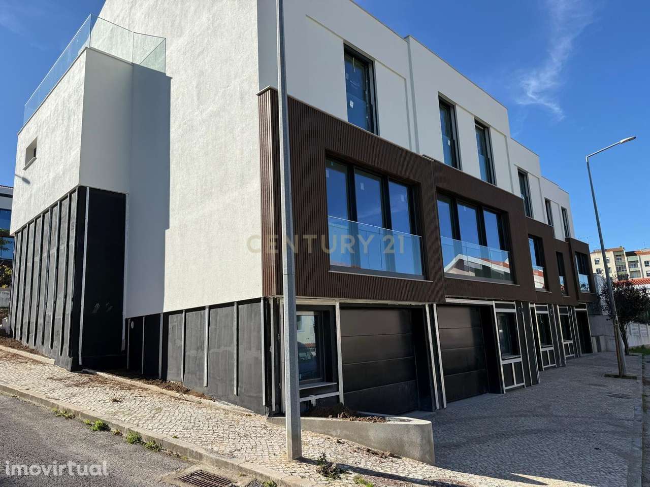 Moradia em Banda T3+1|Garagem|Terraço|Loures - Grande imagem: 5/10