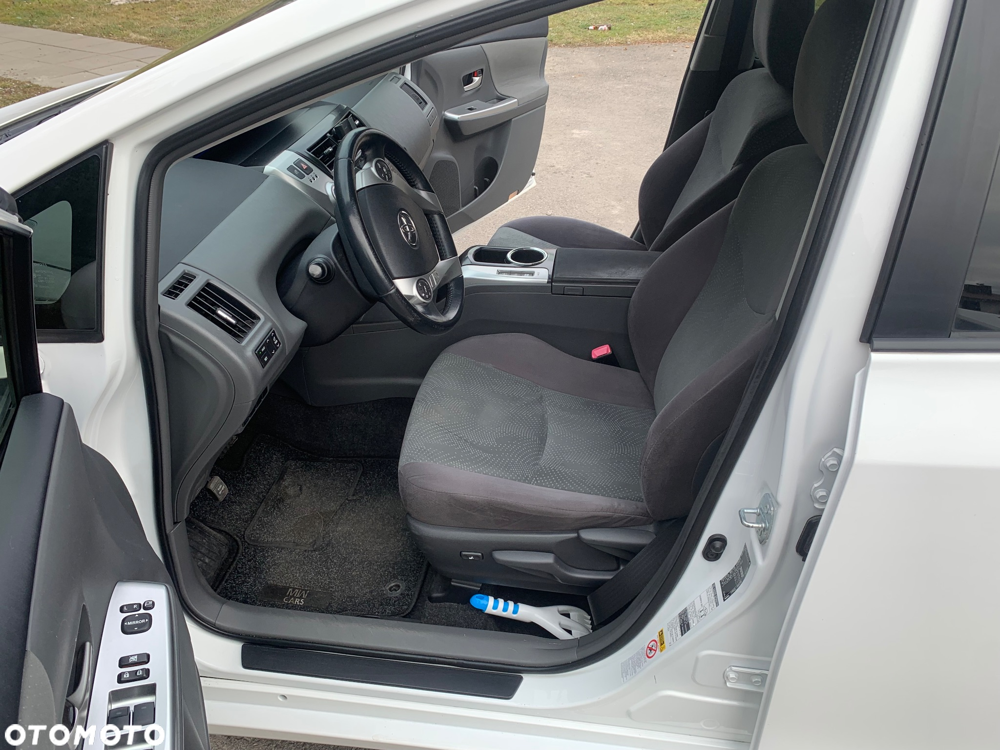 Toyota Prius+ (Hybrid) - 18