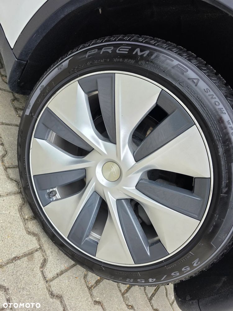 Tesla Model Y Long Range AWD - 27