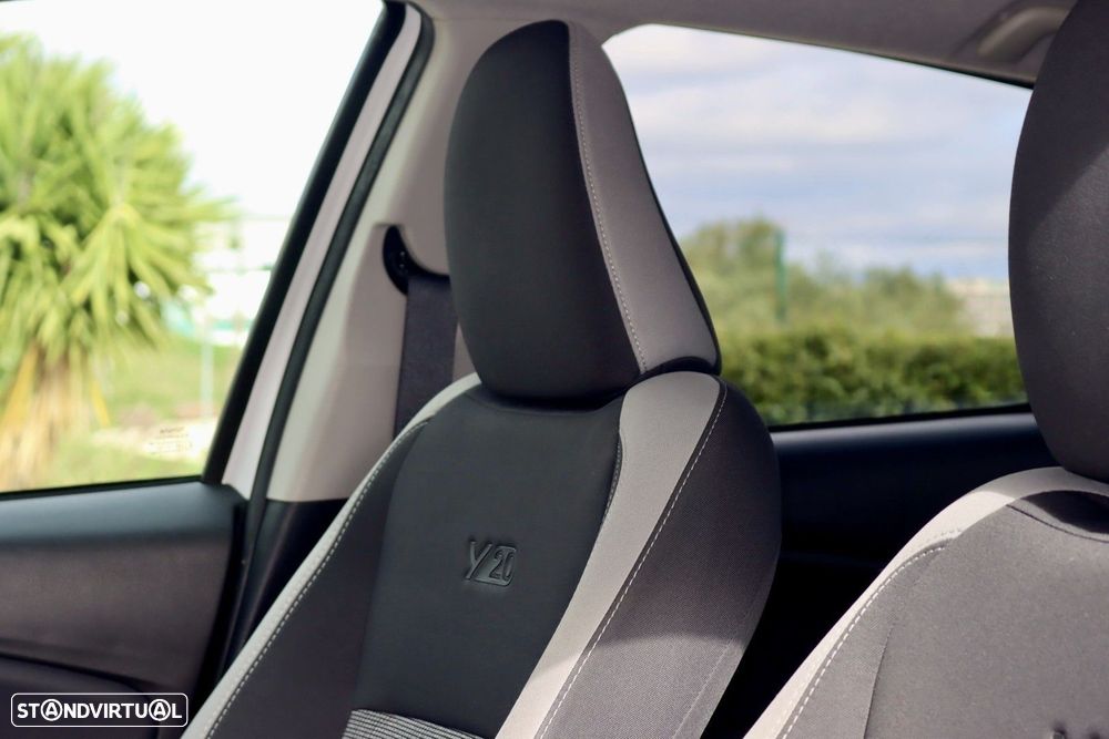 Toyota Yaris 1.5 HSD 20 Anos - 13