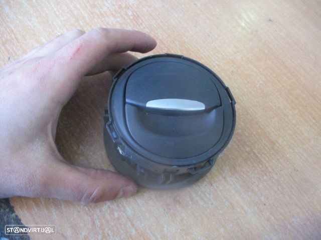 Grelha Friso 687605663R RENAULT CLIO 4 2015 DRT RENAULT CLIO 4 SW 2017 1.5DCI 90CV 5P CINZA FRT DRT GRE VENTILAÇÃO - 1