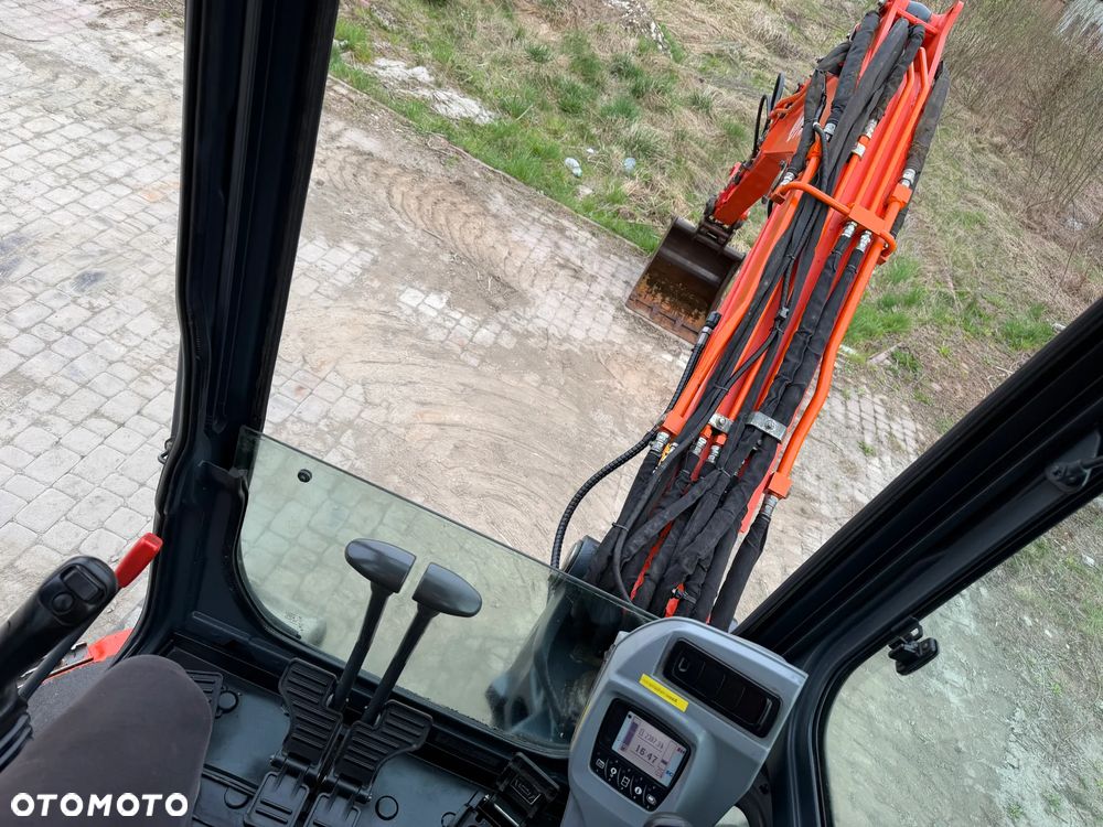 Kubota U55-4. koparka 5,5 tony. 2016 rok. 2300 mtg! KLIMATYZACJA. Długie ramie plus! 3sekcje Hydrauliczne. zamki na tłokach. Koparka Jak nówka sztuka. Zadbana zero zużycia. Z gospodarstwa Norweskiego. Zmiana łyżek Hydrauliczna. LENHOFF. Ani deka luzów wycieków. Szybka wolna jazda. Gąski perfekt stan. OKAZJA TANIO. Aktualna Dekra. Po serwisach eksploatacyjnych. Mocny silnik Kubota 4 cylindry! Zamki na tłokach. Wielka Okazja - 31