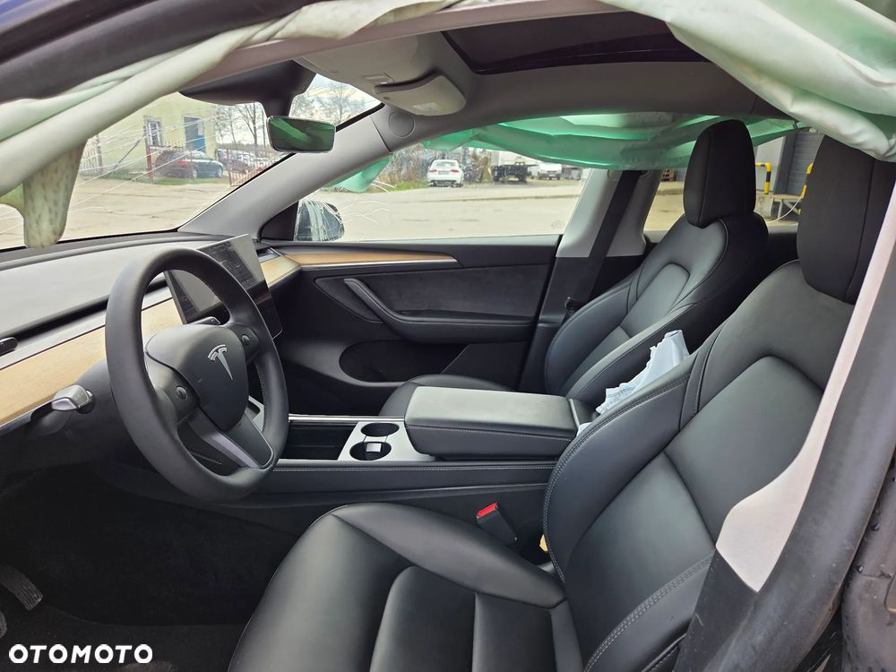 Tesla Model Y - 17