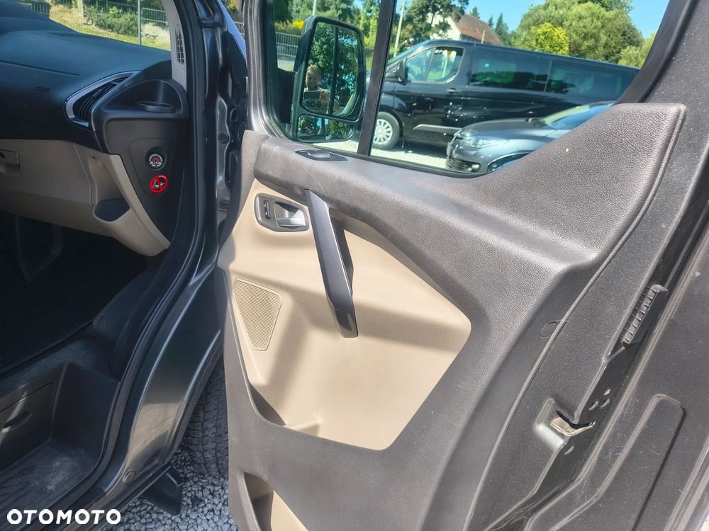 Ford Tourneo Custom - 19