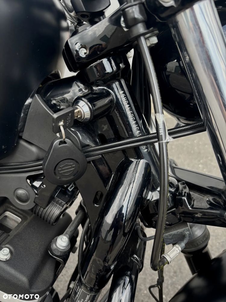 Harley-Davidson Sportster Iron 883 - 18