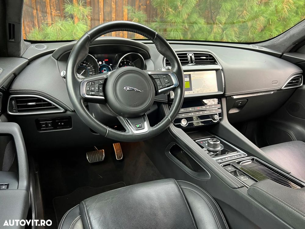 Jaguar F-Pace 25t AWD R-Sport - 17