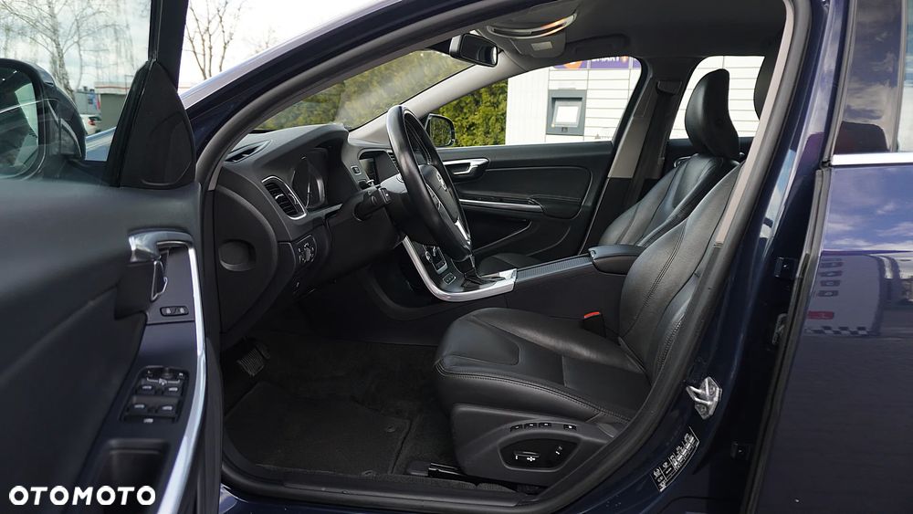 Volvo V60 D6 AWD Plug-in Hybrid Momentum - 23