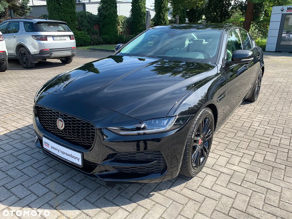 Jaguar XE 2.0 D200 mHEV R-Dynamic Black