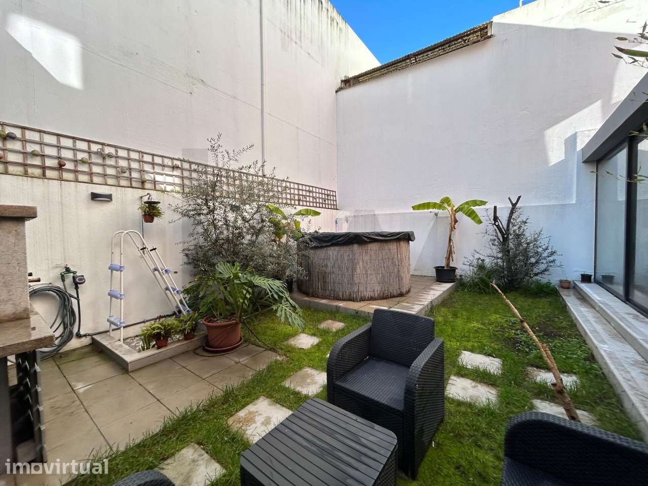 Apartamento T2  no Centro do Barreiro com logradouro e piscina - Grande imagem: 2/57