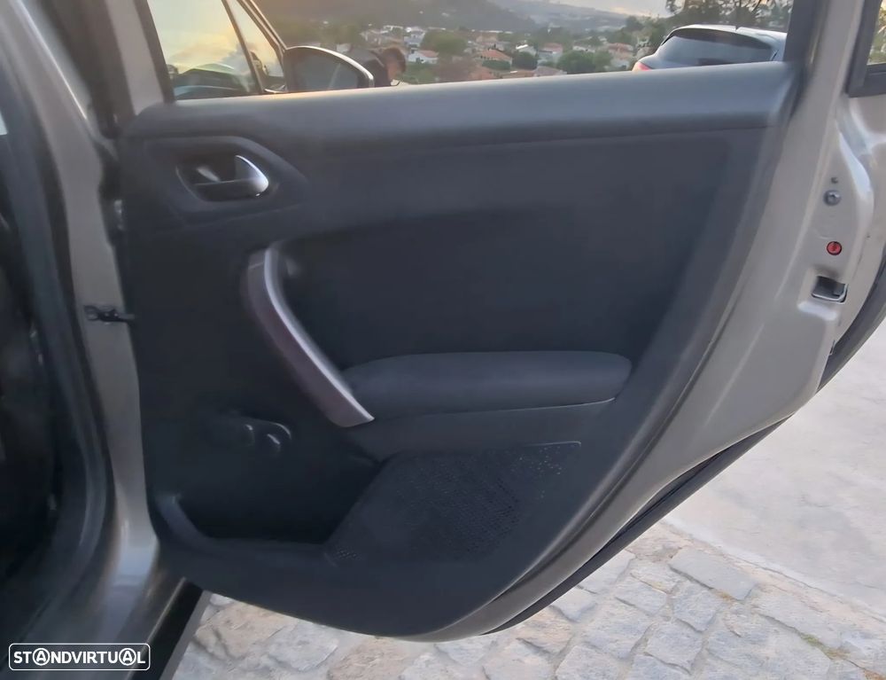 Peugeot 2008 1.6 BlueHDi Style - 15