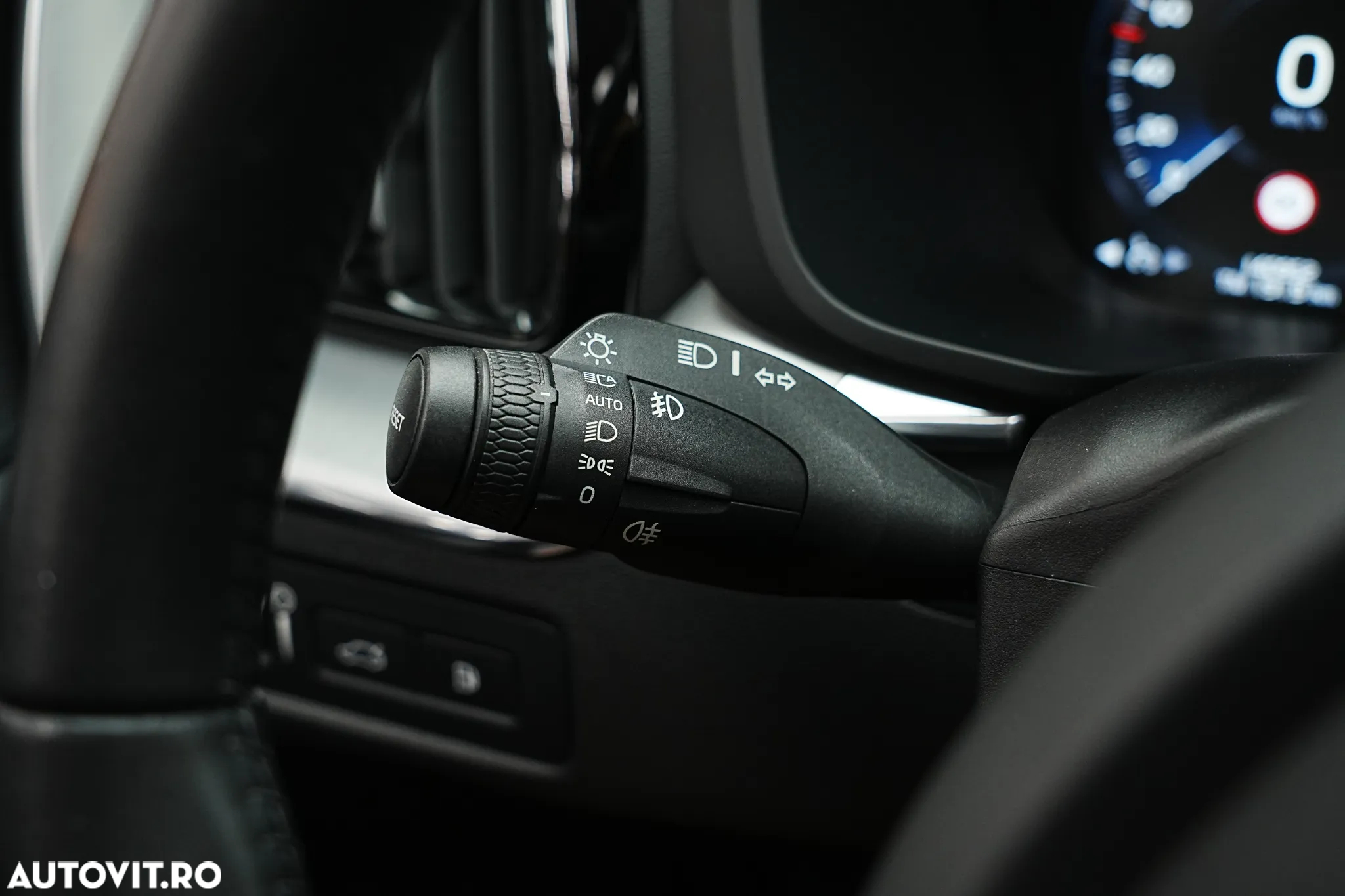 Volvo XC 60 T8 Twin Engine AWD Geartronic Momentum - 34