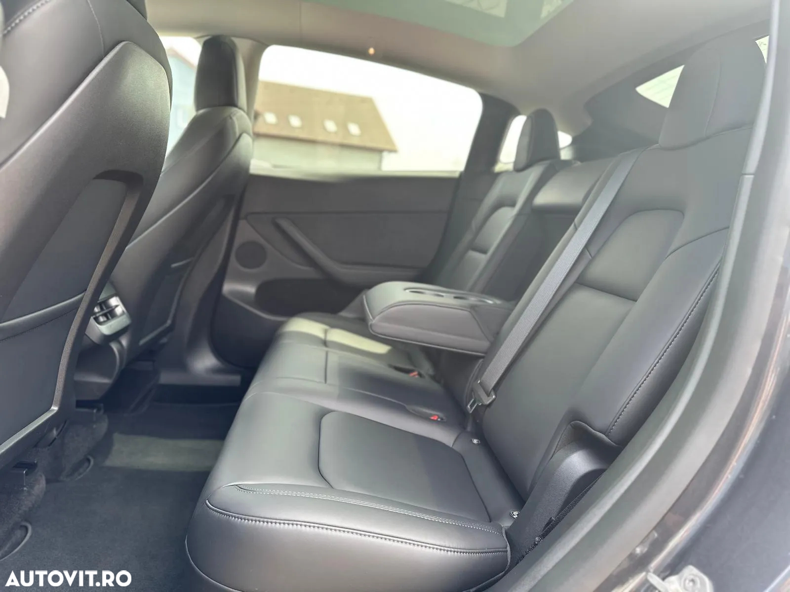 Tesla Model Y Long Range AWD - 10