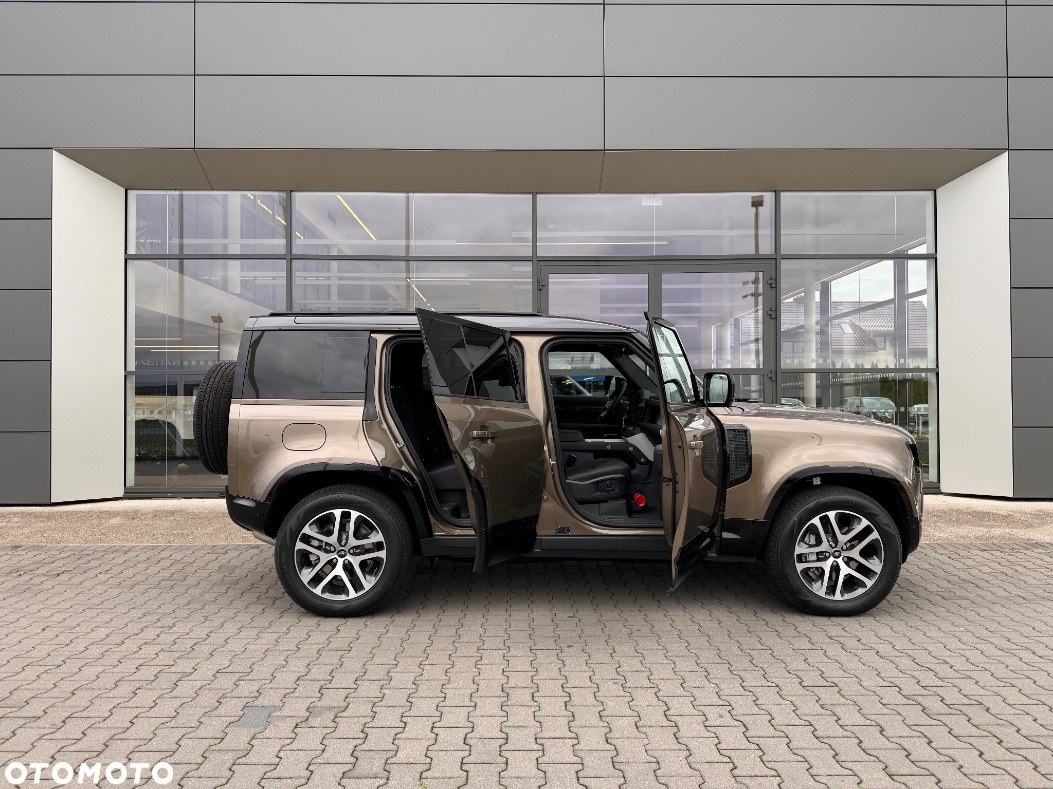 Land Rover Defender - 13