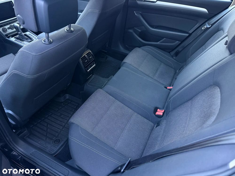 Volkswagen Passat - 12