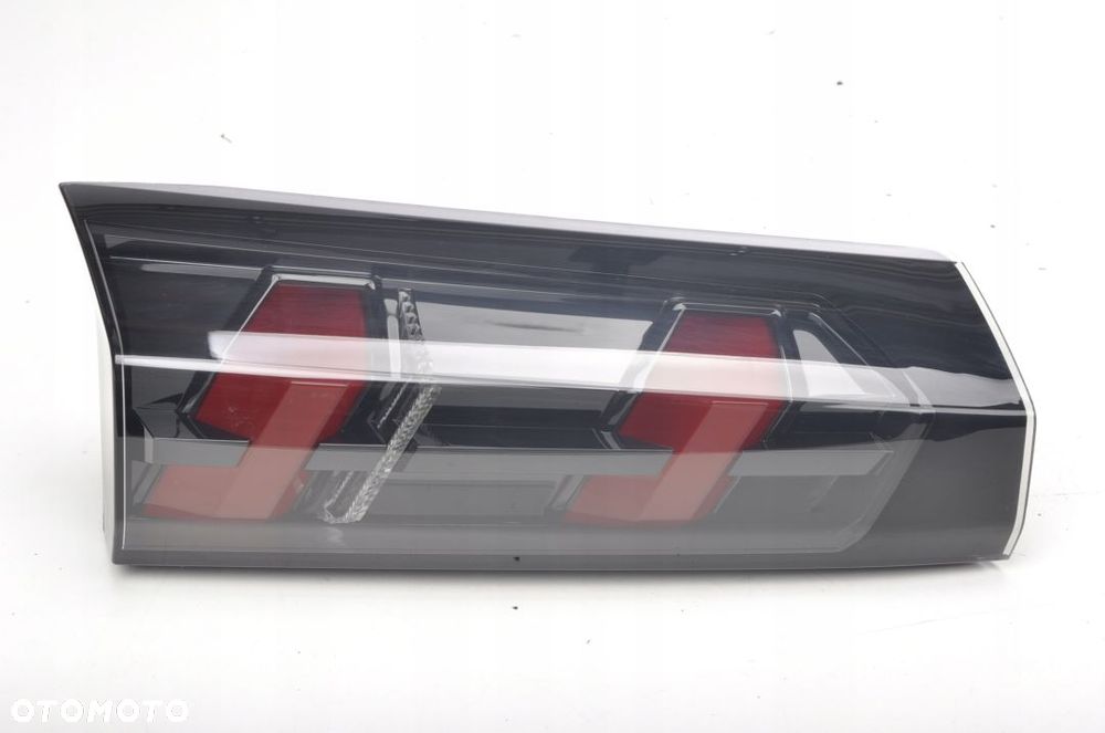 PEUGEOT 2008 II LAMPA LEWA TYLNA LEWY TYŁ W KLAPĘ