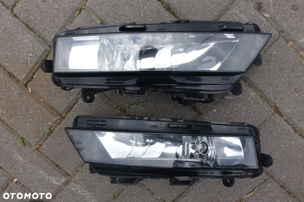 HALOGEN  PRAWY OCTAVIA III LIFT 5E0941699F