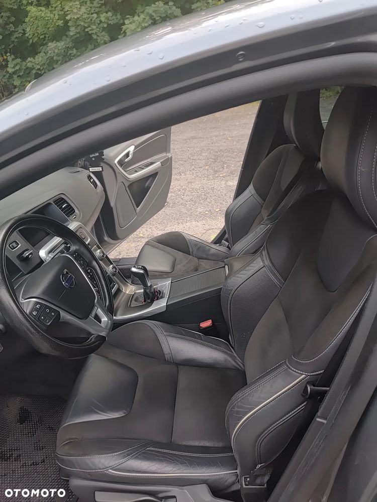 Volvo V60 D4 R-Design - 11