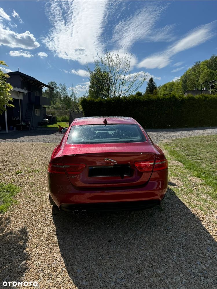 Jaguar XE 2.0 D R-Sport - 4