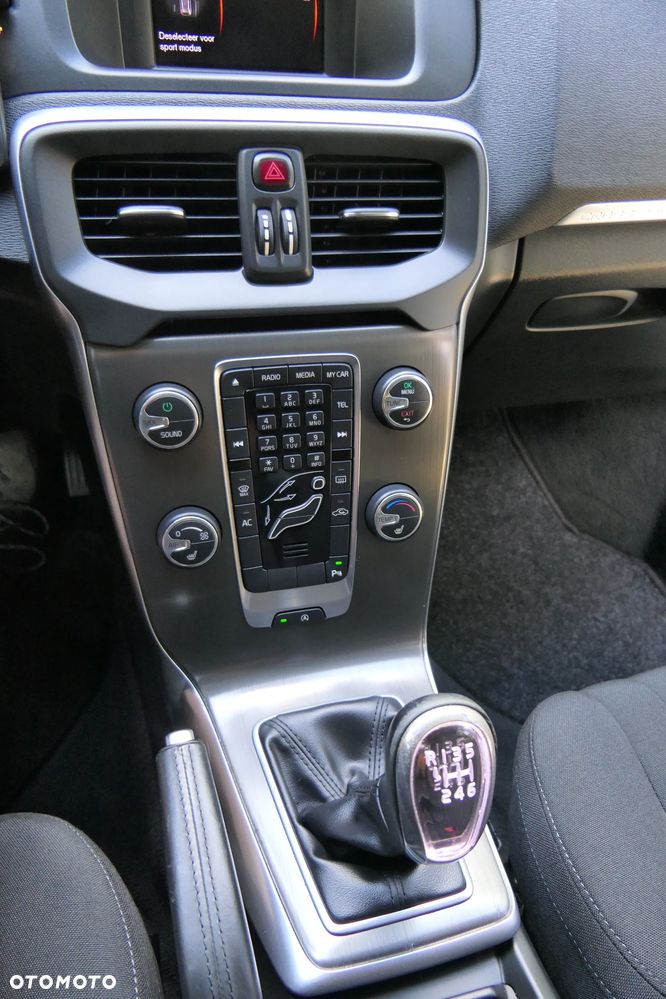 Volvo V40 - 25