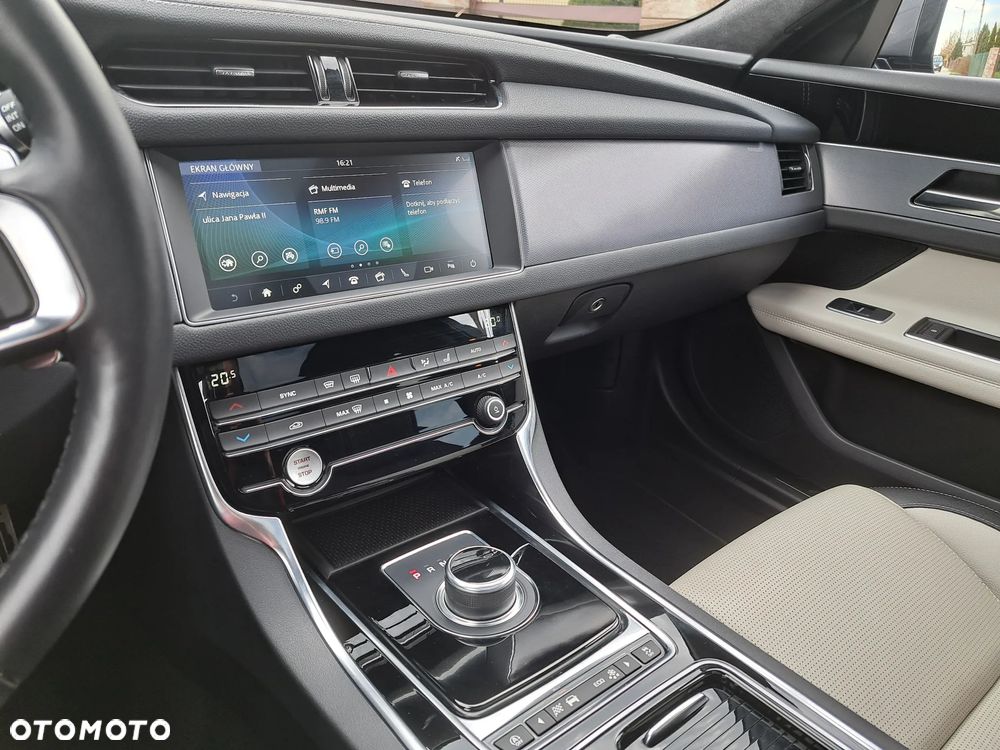 Jaguar XF P250 R-Dynamic SE - 24