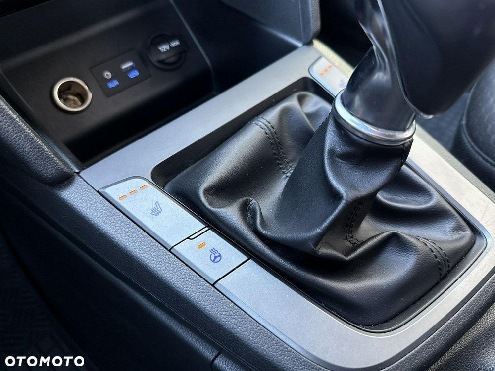 Hyundai Elantra 1.6 Comfort Premiere - 23