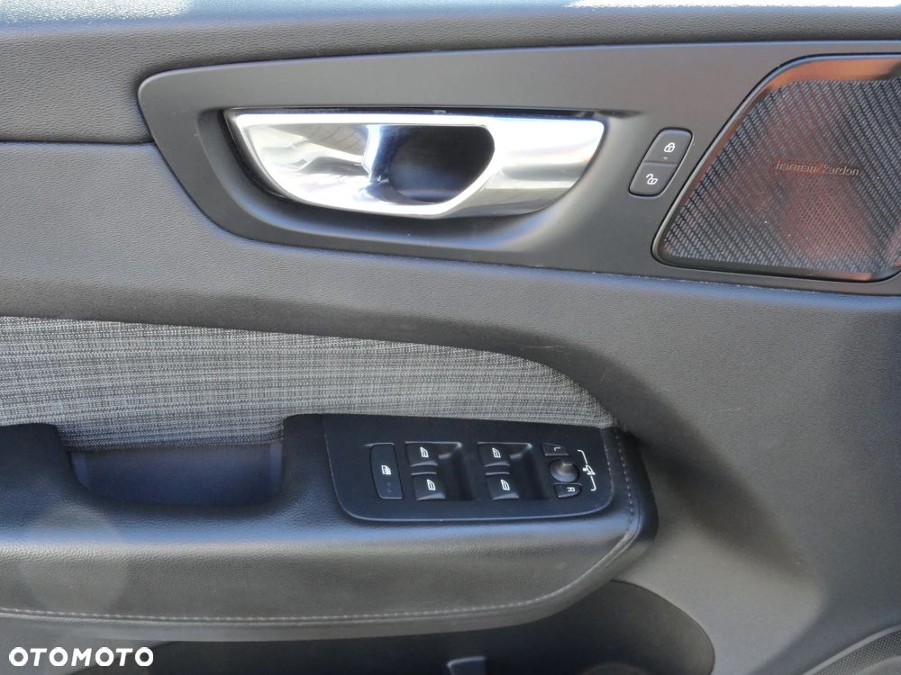 Volvo XC 60 B4 D AWD Geartronic Momentum Pro - 22