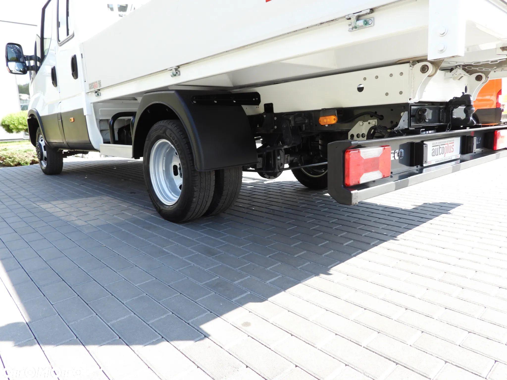 Iveco DAILY 35C16 WYWROTKA PODWÓJNA KABINA DOKA 6 MIEJSC TEMPOMAT NAWIGACJA BLIŹNIACZE KOŁA KLIMATYZACJA 160KM [ 344567 ] - 17