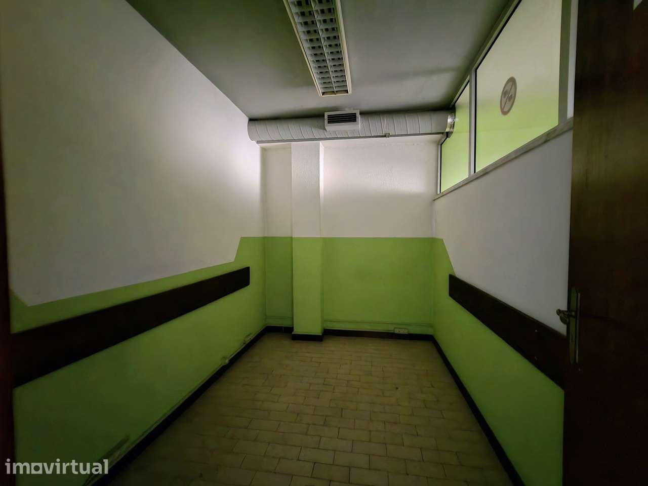 Loja com cerca de 500 m² em localização estratégica no centro de Braga - Grande imagem: 3/21