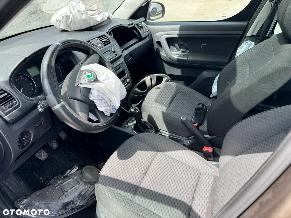 SKODA ROOMSTER 2013 *SAMOCHÓD NA CZĘŚCI* 5459 MASKA, LAMPA, DRZWI, LUSTERKO, ZDERZAK, GRILL, BŁOTNIK, KLAPA, BELKA, DESKA, FOTELE, KANAPA, ĆWIARTKA KIEROWNICA, TARCZE, ZACISKI, ZAWIESZENIE, KOMPLETNY PRZÓD, KOMPLETNY TYŁ, LICZNIK, ZEGARY, PRAWE LEWE PRZÓD TYŁ1M / F8N - 5