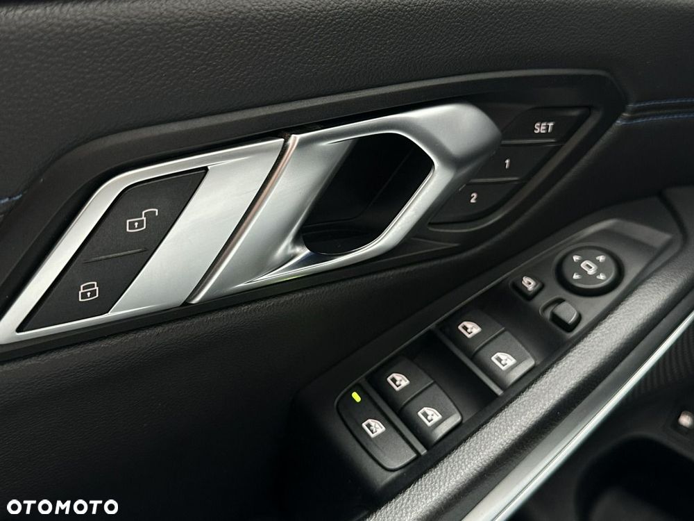 BMW Seria 3 330e PHEV M Sport - 36
