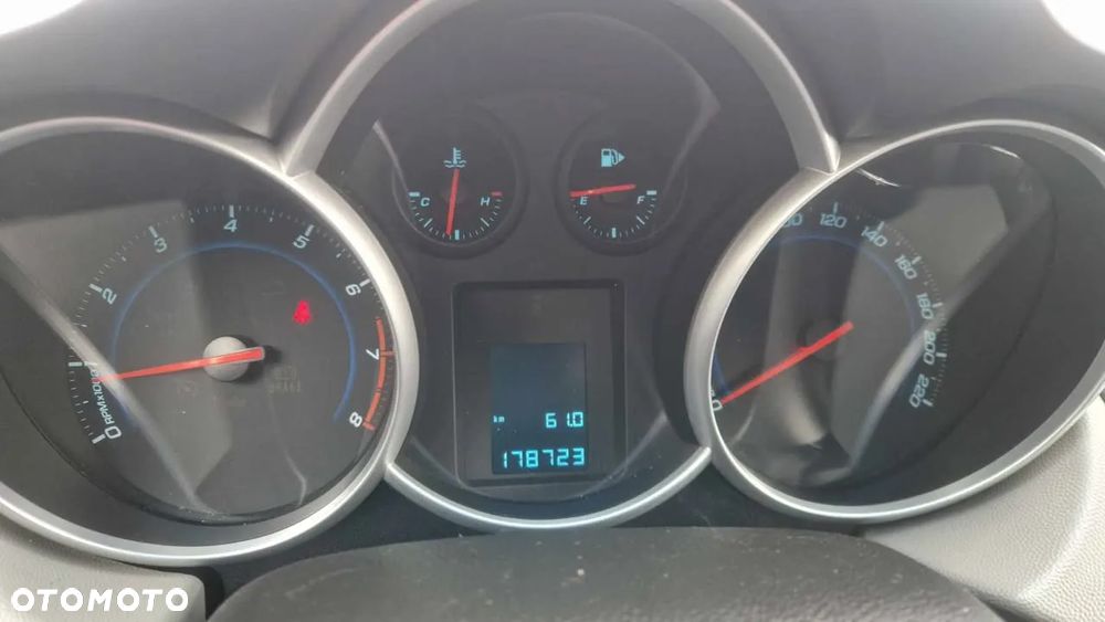 Chevrolet Cruze Station Wagon 1.6 LS - 17