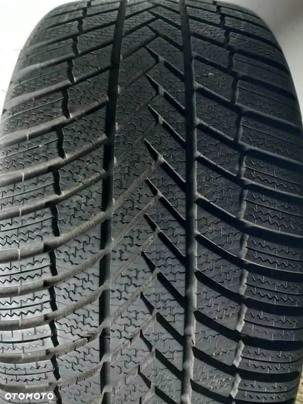 245/35R19 Bridgestone Blizzak LM005