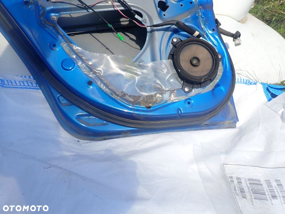 DRZWI LEWY TYŁ TOYOTA YARIS II KOL: 8T0 - 11