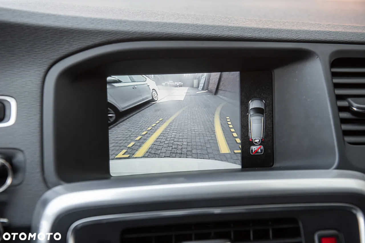 Volvo V60 D5 R-Design - 23