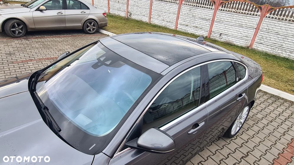 Jaguar XF 20d Portfolio - 13
