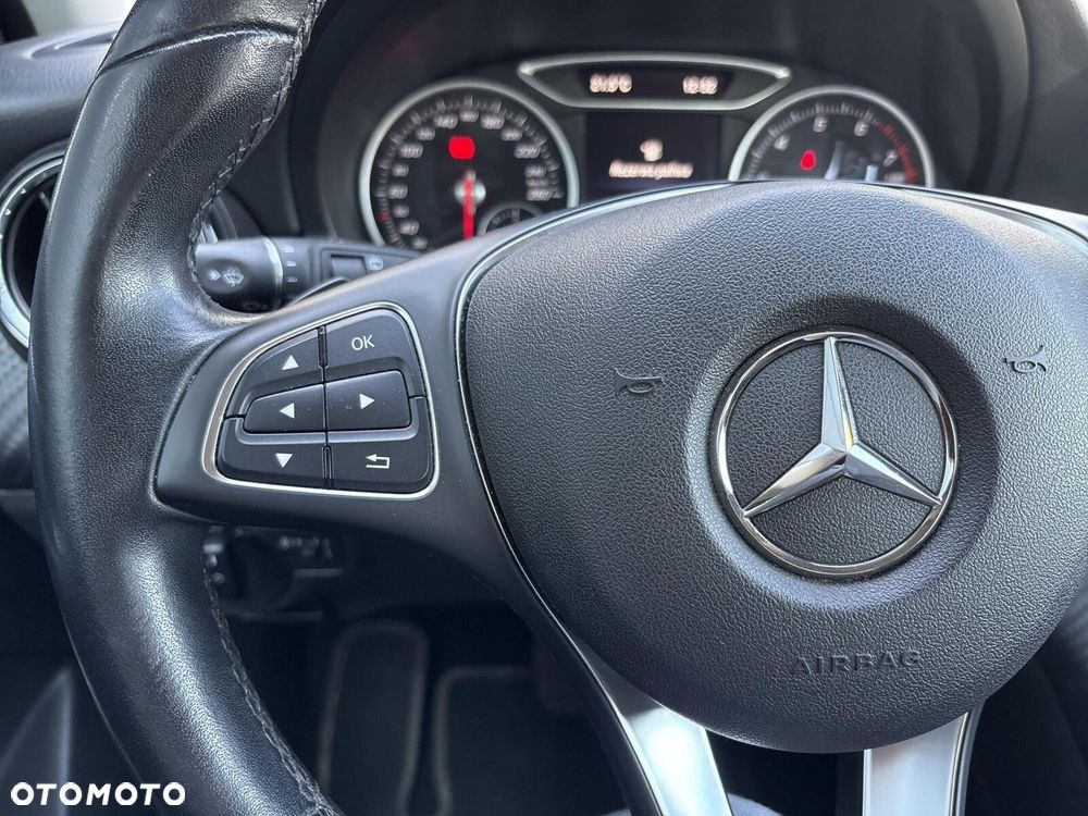 Mercedes-Benz GLA 180 7G-DCT - 18