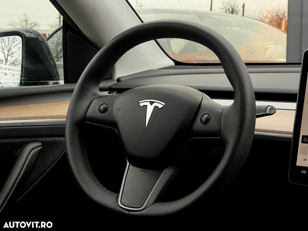Tesla Model Y - 10