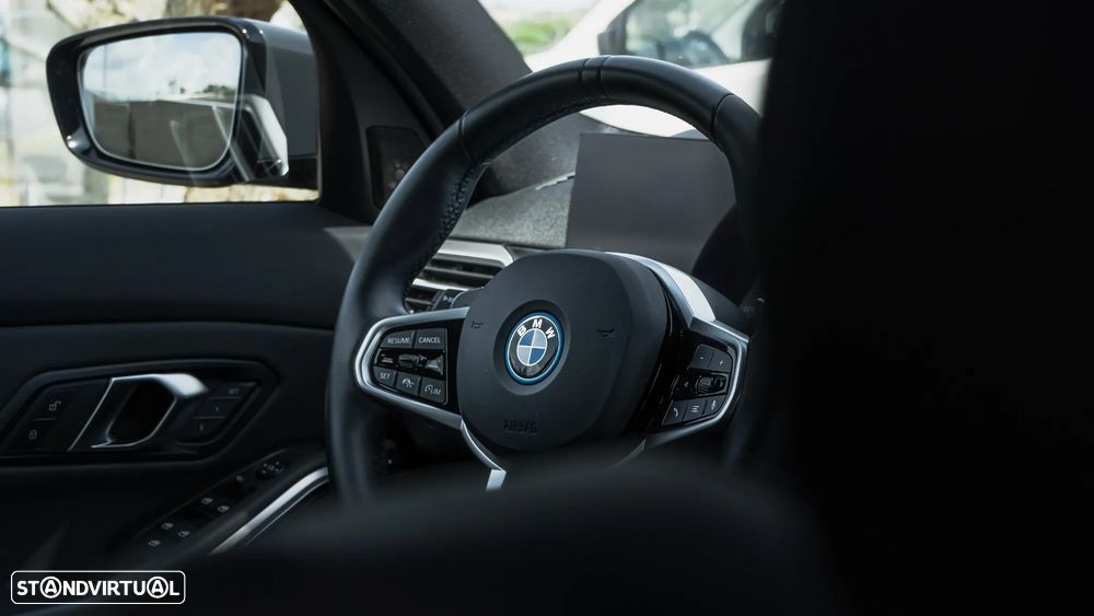 BMW 330 e Pack Desportivo M Pro Auto - 11