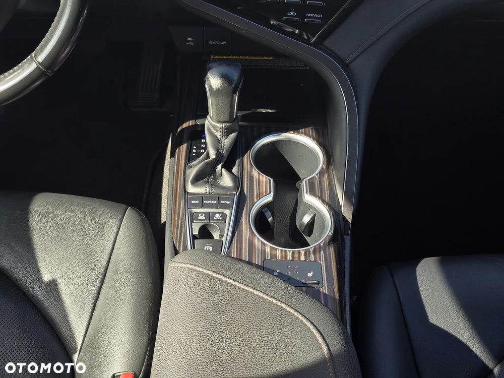 Toyota Camry 2.5 Hybrid Executive CVT - 17