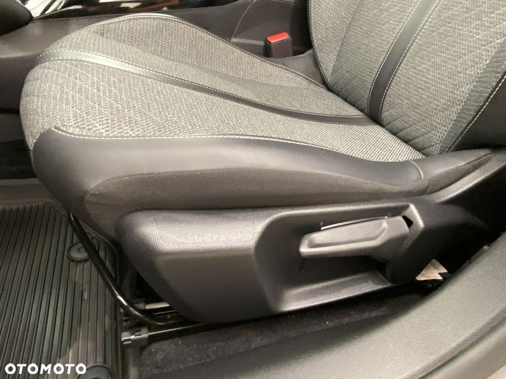 Peugeot 208 - 18