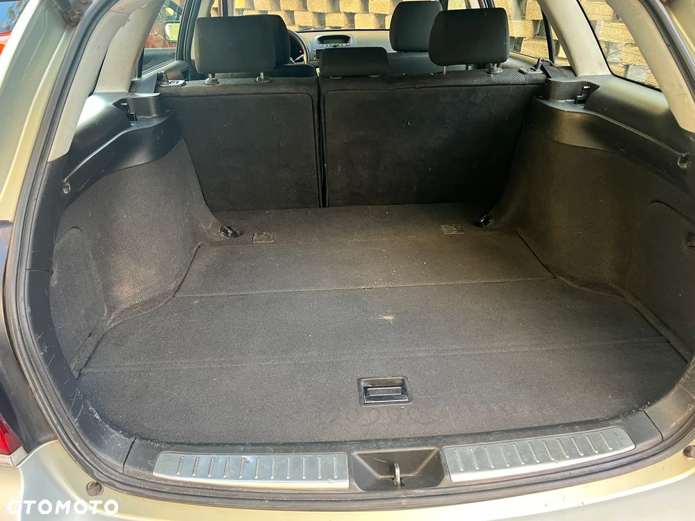 Toyota Avensis 1.8 VVT-i Sol - 21