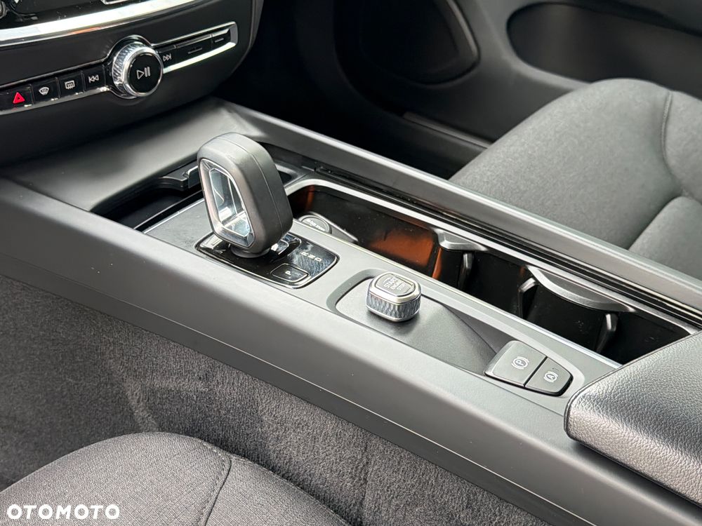 Volvo V60 B3 B DKG Momentum - 28