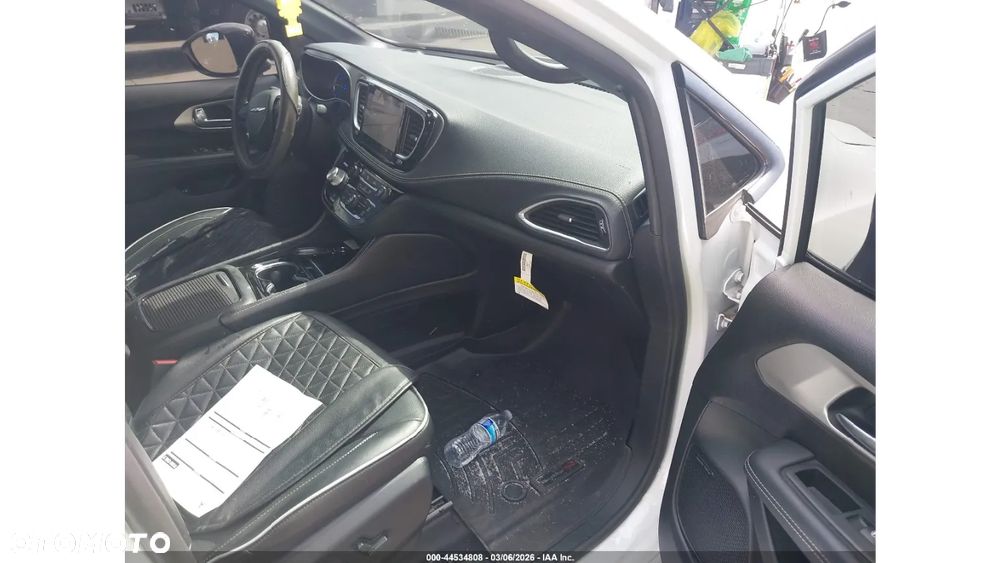 Chrysler Pacifica - 11