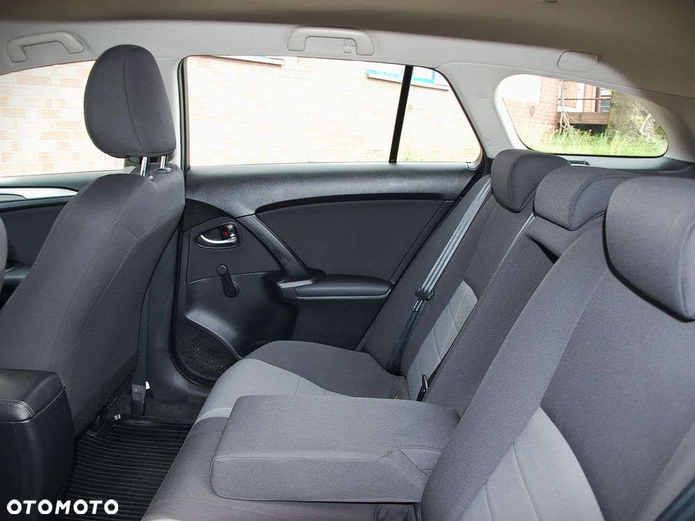Toyota Avensis - 13