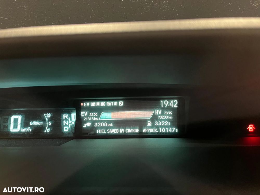 Toyota Prius Plug-in (Hybrid) Life - 24