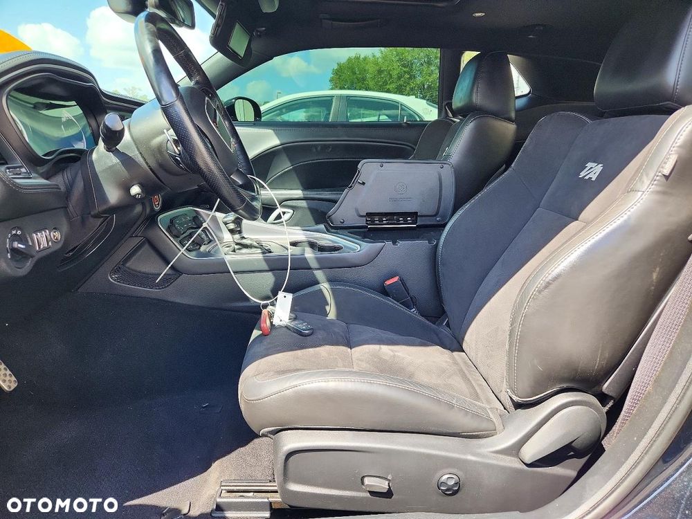 Dodge Challenger - 8