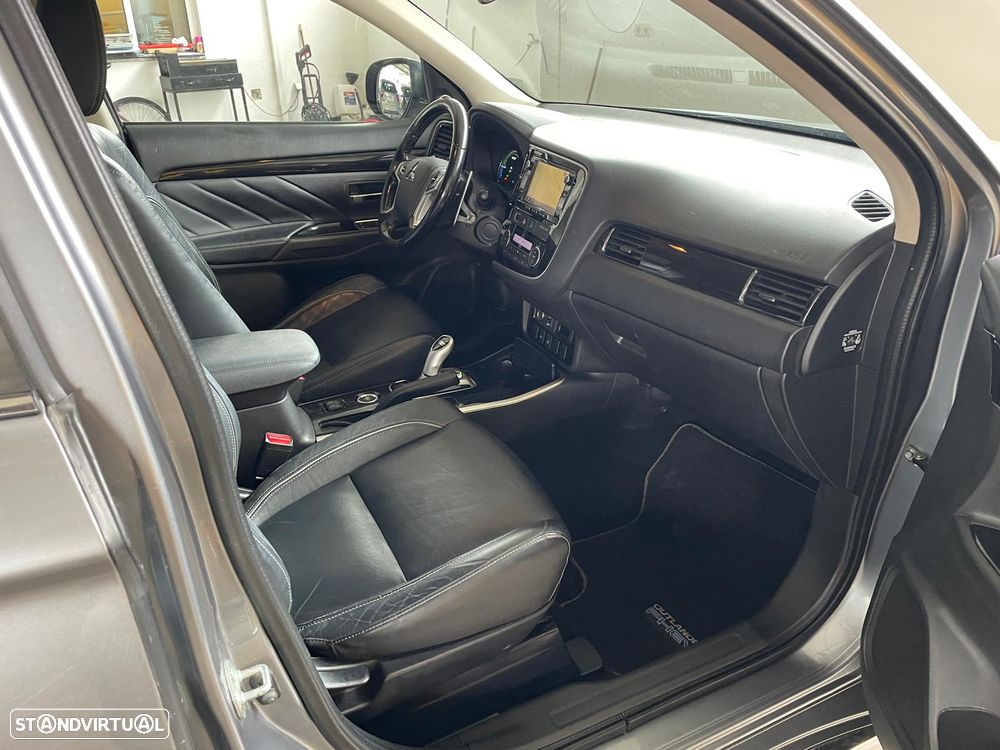 Mitsubishi Outlander 2.0 MIVEC Instyle Navi+ - 24